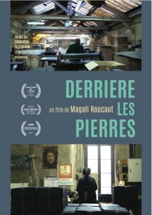 Derrière les pierres